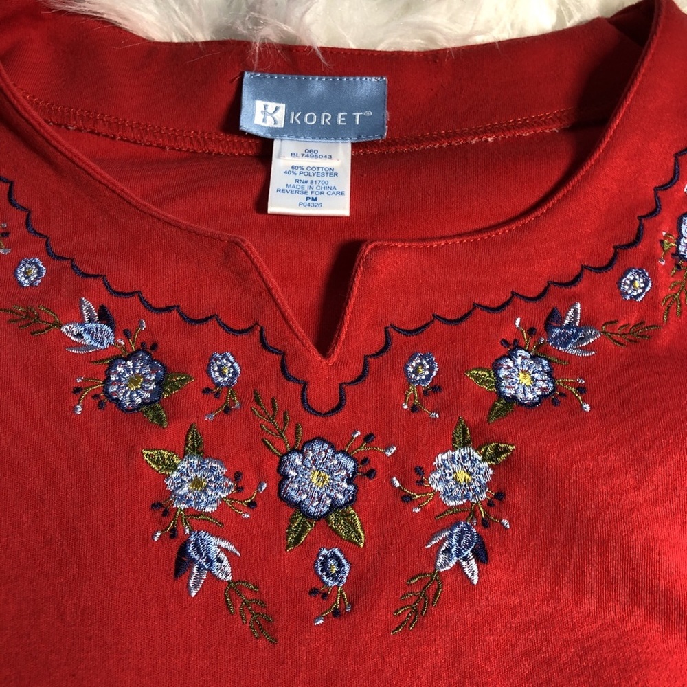 Embroidered koret blouse with flower detailing